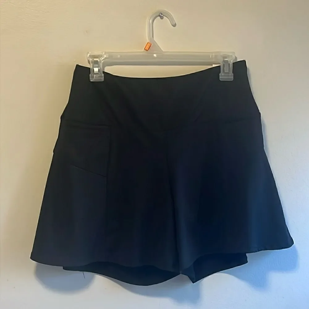 EXCELLENT CONDITION WOMEN’S MEDIUM LUCKY IN LOVE BLACK FLOUNCE PULL-ON SHORTS
